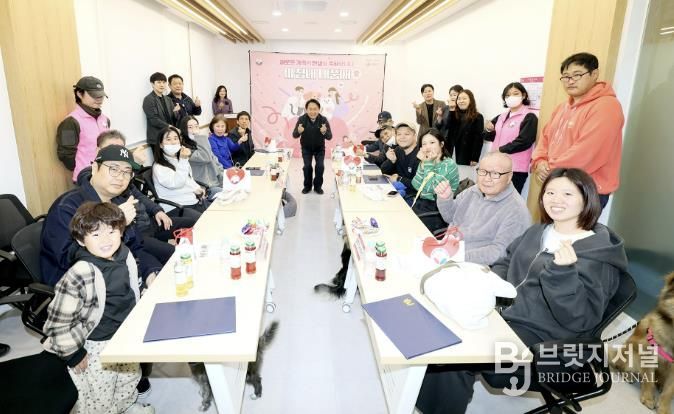 지난해 11월 서대문 내품애(愛)센터에서 열린 유실·유기동물 입양식에서 이성헌 서대문구청장(가운데)과 관계 주민 및 직원들이 기념 촬영을 하고 있다
