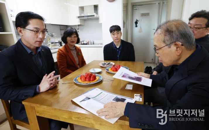 박희조 동구청장이 23일 고(故) 김상옥 애국지사의 손자 김세원님과 담소를 나누고 있다