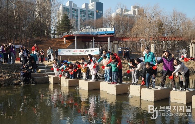 승기천 생태하천 ‘발돋움’…1급수 대표종 버들치 방류