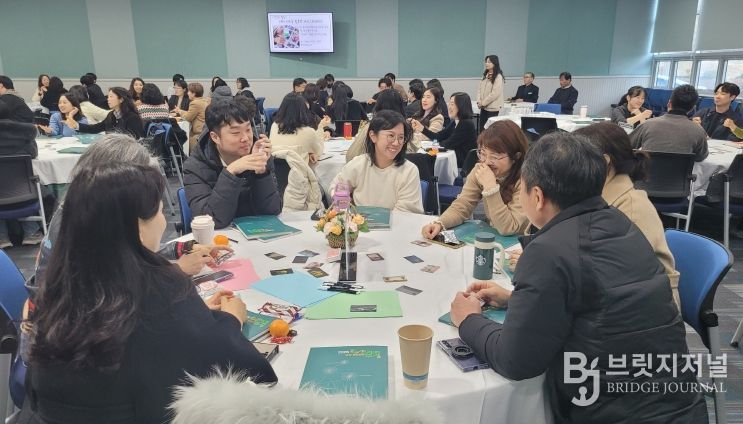 울산 초등과 특수학교 혁신자치부장들이 25일 본청 외솔회의실에서 열린 연수에 참석해 모둠 활동을 하고있다.