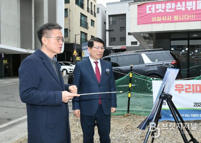 우리마을 틈새주차장 운영 현황에 대해 보고받는 백경현 구리시장