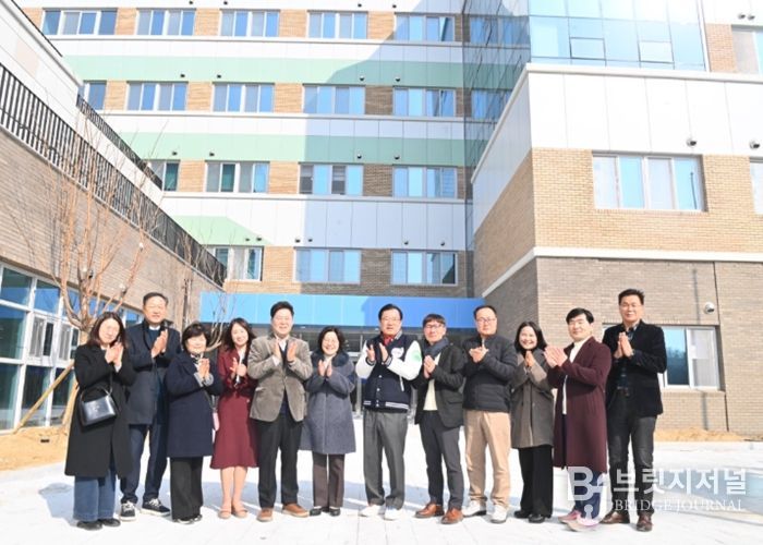 이현재 하남시장이 지난 2월 20일 개교를 앞둔 한홀중학교를 방문해 합동 안전점검을 진행한 후 관계자들과 기념촬영을 하고 있다.