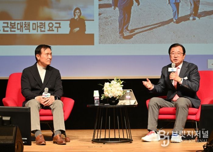 이현재 하남시장(오른쪽)과 임태희 경기도교육감이 지난 2025년 11월 26일 하남교육 토크콘서트 「하이 하남! 미래교육도시로 디자인하다」에 참석해 참석자들과 대담을 나누고 있다.