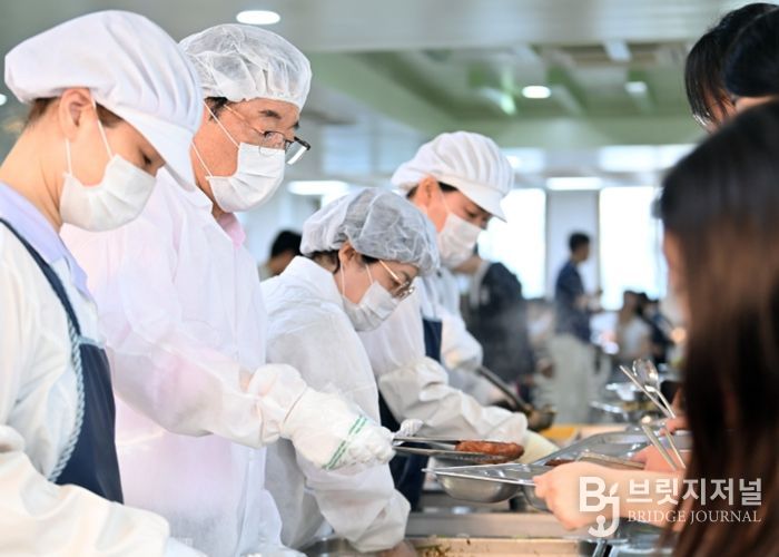 이현재 하남시장(왼쪽 두 번째)이 2025년 7월 21일 고등학교 석식비 지원사업의 첫 시행 현장인 하남고등학교를 찾아 고3 학생들에게 직접 음식을 배식하고 있다.