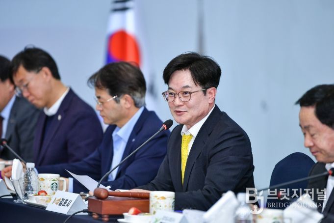 경기도시장군수협의회 제10차 회의가 지난 25일 김포미디어아트센터에서 열렸다.