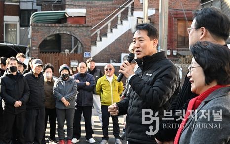 송파구 풍납동 모아타운 사업지를 찾은 오세훈 서울시장이 주민들과 대화를 나누고 있다.