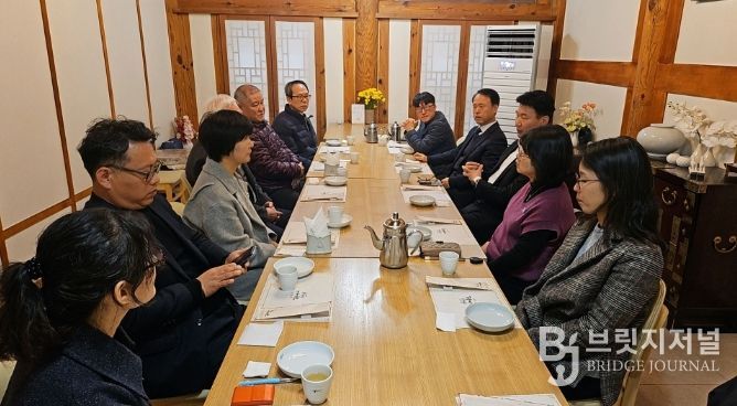 포항시는 3일 장애인복지시설 운영과 관련한 주요 현안을 공유하고 정책 개선 방향을 논의하기 위해 포항시장애인복지시설연합회와 간담회를 개최했다.