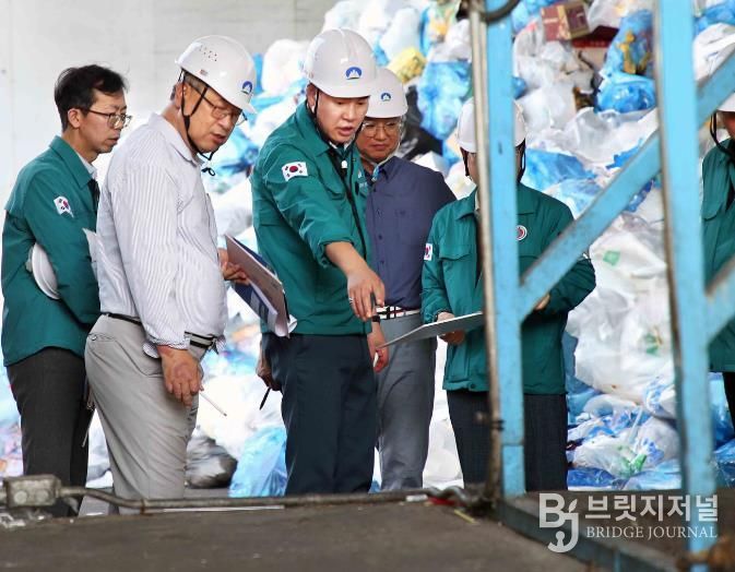 오언석 도봉구청장(가운데)이 도봉구 재활용선별장을 방문해 시설 등을 점검하고 있다
