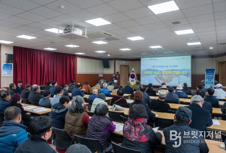 지난 9일 김돈곤 군수가 2026년 농업기술보급 시범사업 대상자로 선정된 농업인들에게 청양군 농정 방향에 대해 설명하고 있다