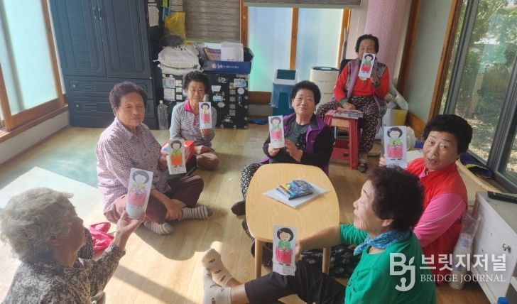 월부터 경로당 등 10개기관 찾아 실버 인지 책놀이 진행