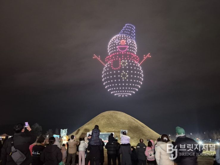 경주시 대릉원 일원에서 열린 드론 라이트쇼에서 경주 드론기업 (주)리하이가 선보인 드론 퍼포먼스가 밤하늘을 수놓으며 시민과 관광객들의 눈길을 끌고 있다