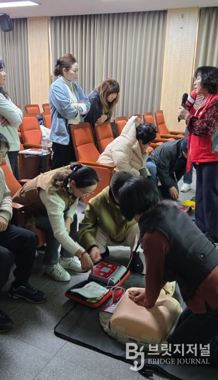 금산군 체험농장주·늘봄학교 강사 대상 대한적십자사 응급처치 실습 교육 모습