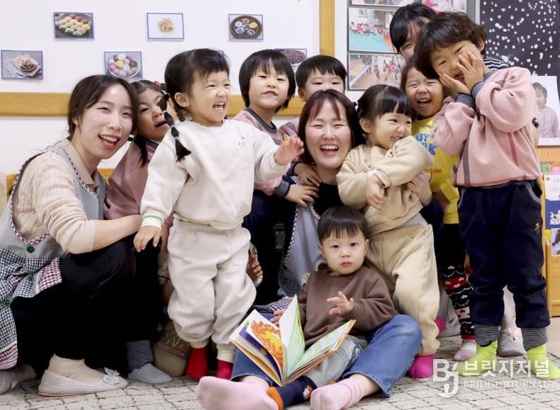 성동구 내 국공립 어린이집 교사와 어린이들이 함께 어울리고 있는 모습