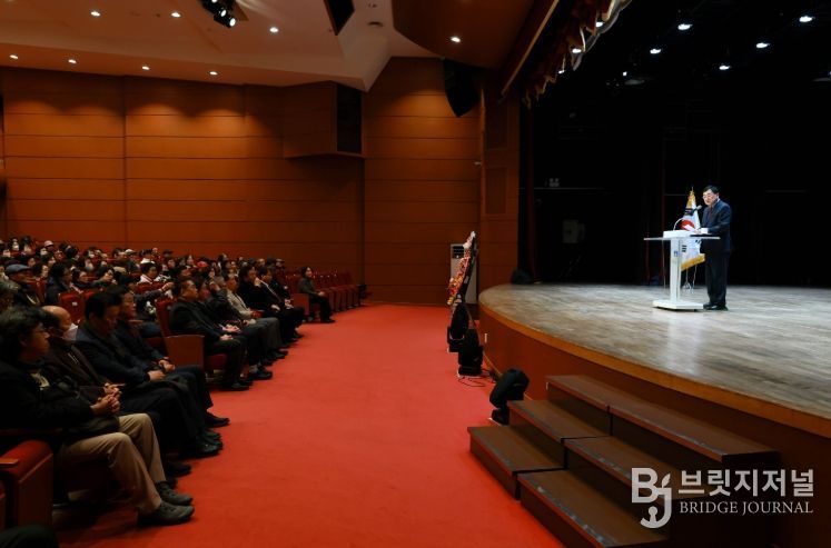 주낙영 경주시장이 10일 서라벌문화회관에서 열린 경주시 노인대학 제42기 입학식에서 축사를 하고 있다.