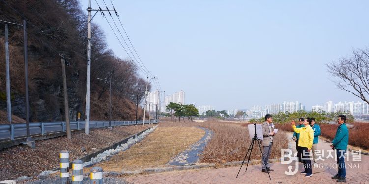 시 관계자들이 완산지구 급경사지에서 현장 안전점검을 하고 있다.