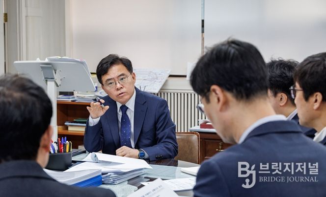 진교훈 서울 강서구청장(정면)이 11일 구청장실에서 ‘염창동 마을버스 교통사고 관련 대책회의’를 주재하고 있다.