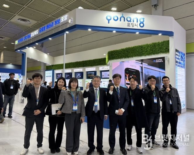 포항시와 경북도가 글로벌 배터리 허브도시 포항의 산업 역량과 지역기업의 기술력 홍보를 위해 서울 코엑스에서 열리는 ‘인터배터리 2026’에 참가해 11일 기념촬영을 하고 있다.