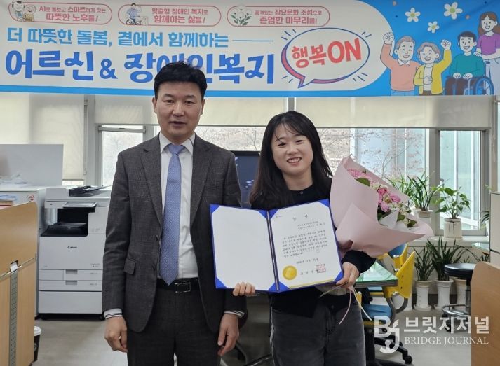 11일 김신 복지국장이 2월 민원처리 단축 마일리지제 우수공무원 이다인 주무관에게 시상하고 있다.