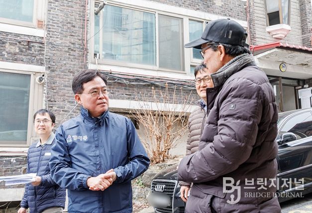 진교훈 서울 강서구청장(왼쪽 두 번째)이 화곡6동 957-1일대 모아타운 현장을 찾아 지역 주민과 대화하고 있다.