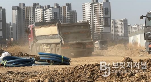 세륜 및 측면살수를 실시하지 않아 도로에 비산먼지를 다량 발생시키는 수송차량