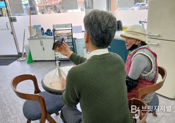 시장 안에서 행정을 잇다…홍천 이음터