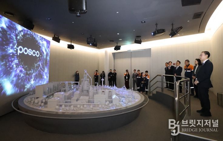 이명구 관세청장(오른쪽 첫 번째)이 12일 포스코 포항제철소를 방문하여 홍보영상을 시청하고 있다.