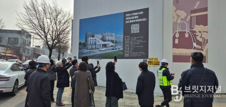 지난 12일 청렴시민감사관이 ‘천안시 자원봉사센터 건립공사’ 현장을 대상으로 해빙기 안전점검을 실시하고 있다.