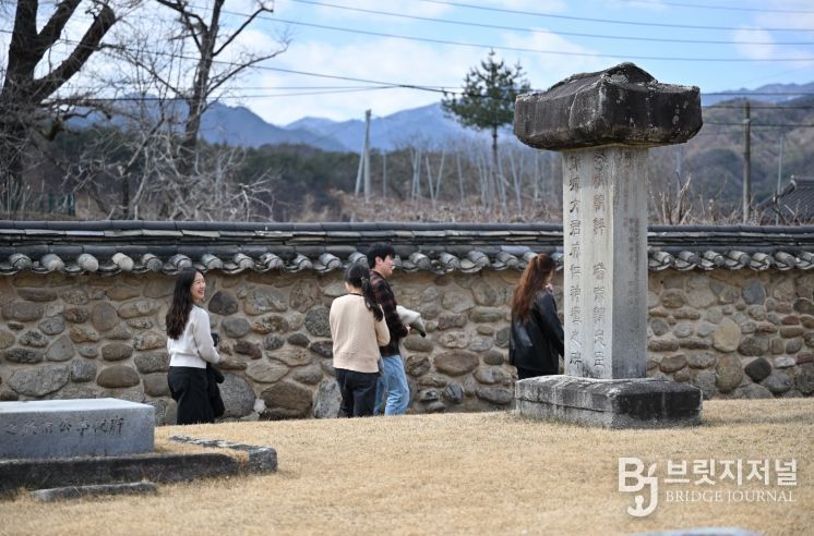 관광객들이 금성대군 신단을 둘러보고 있다.