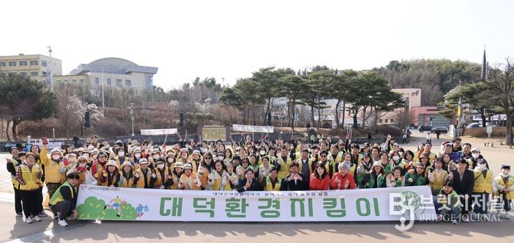 최충규 대덕구청장과 박재용 (사)대덕구자원봉사센터 이사장, 대덕구자원봉사센터 봉사자들이 14일 송촌동 동춘당공원과 송촌시장 음식문화거리 일대에서 자원봉사활동을 마친 후 기념 촬영을 하고 있다.