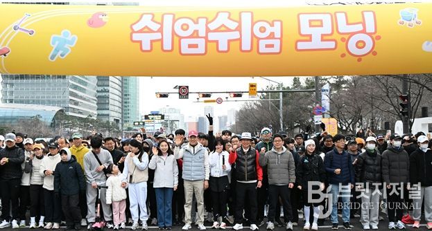 오세훈 서울시장이 14일(토), ‘쉬엄쉬엄 모닝’ 출발 전 시민들과 기념 촬영하고 있다.