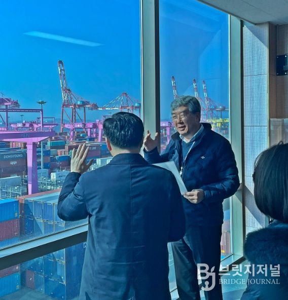 - 인천항만공사 이경규 사장이 선광신컨테이너터미널(주) 정국위 대표이사에게 중동사태 이후 컨테이너 터미널 야드 장치율 현황 등을 듣고 있다.