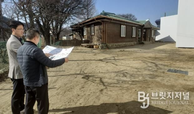 아산시 관계자(도로시설과장 외)가 외암교차로 개선공사 민원현장을 점검하고 있다.