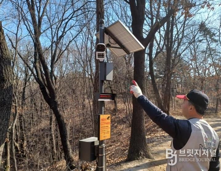 산불감시 블랙박스를 점검하고 있는 모습