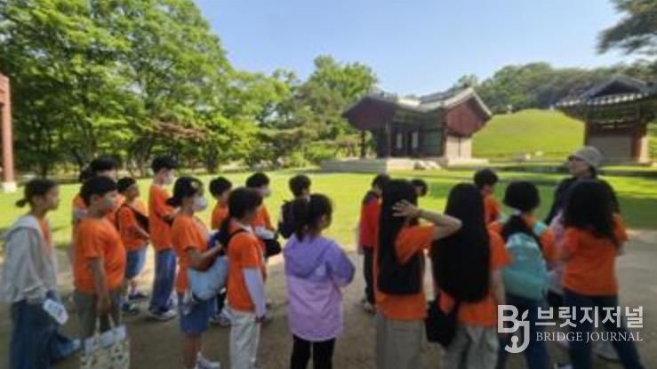 영휘원·숭인원을 견학하고 있는 학생들 모습