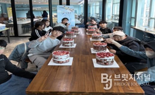 장흥군청소년수련관에서 열린 ‘딸기 케이크 만들기’ 체험에 참여한 청소년들이 각자의 개성을 담아 완성한 케이크를 들고 밝게 웃고 있다