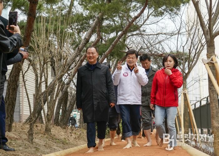 동대문구, 정릉천에 황톳길 열었다…맨발로 걷고 물소리로 쉬고
