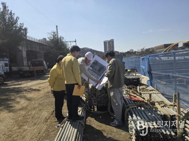 공사현장 점검 사진(공사현장 관계자, 행정안전국장, 안전총괄과장)