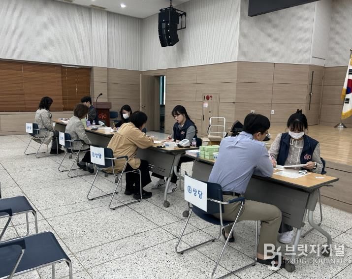 지난해 ‘찾아가는 건강상담실’ 참여자들이 건강 상담을 받고 있다.