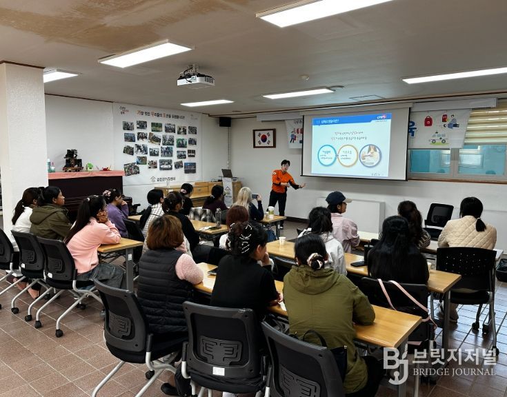 강진소방서가 강진군 가족센터에서 외국인 주민을 대상으로 체험형 소방안전교육을 실시하고 있다.