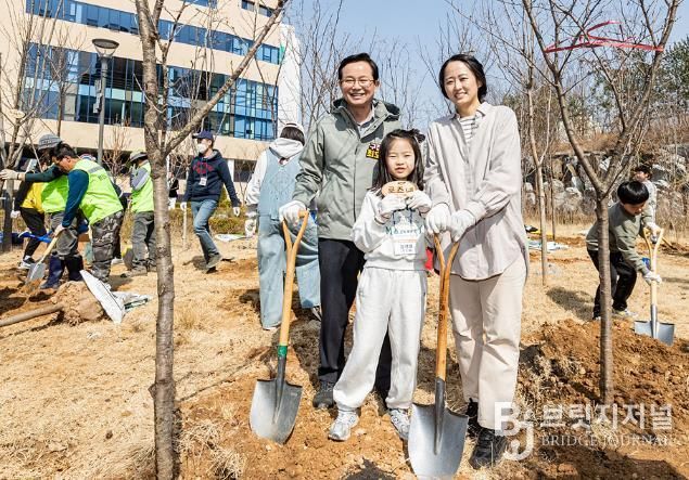 지난해 식목일 나무심기 행사에 참여한 최호권 영등포 구청장