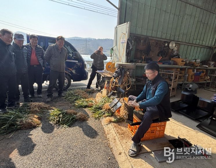청양 맥문동연구회에서 노동력 절감을 위해 새롭게 설계된 개량형 홀테를 시연하고 있다.