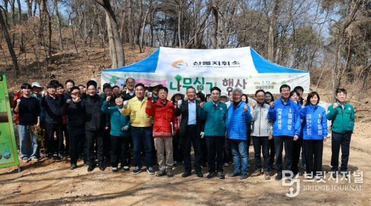 충남 계룡시는 17일 제81회 식목일을 맞아 대실근린공원에서 편백나무 200그루를 식재했다.