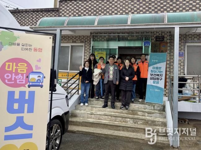 아산시 온양5동 행정복지센터와 행복키움추진단 관계자들이 용화9통 경로당 앞에서 단체사진을 촬영하고 있다.