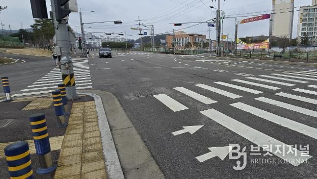 바닥형 보행자 신호등이 설치될 동문1동 행정복지센터 앞 교차로