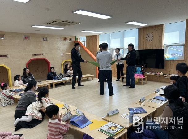 도담도담 책 읽는 가족 활동모습