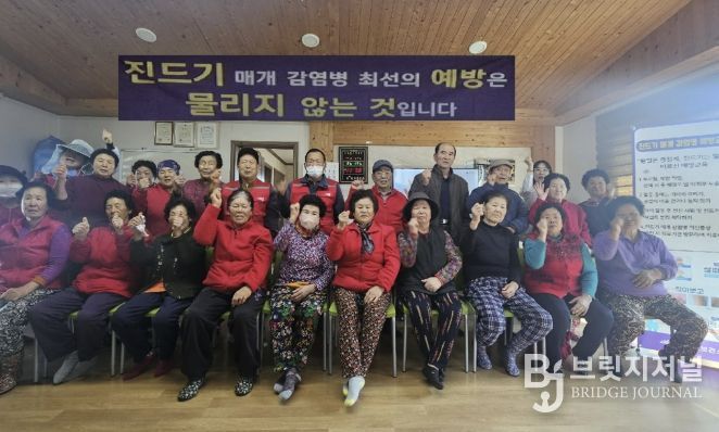 지난 17일, 압해읍 경로당에서 진드기매개 감염병 예방교육을 시행했다.