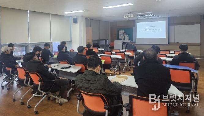 국가유산 안전경비원이 국가유산 보호와 재난 예방을 위한 교육을 받고 있다