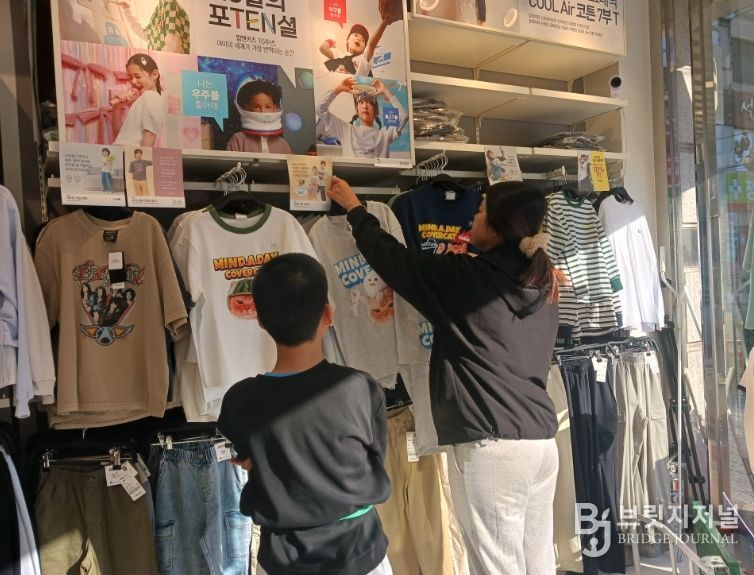 아이들이 매장에 방문해 봄옷과 신발을 직접 고르는 모습