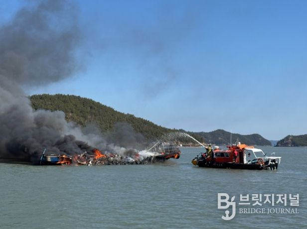 화재 진화 중인 완도해경의 모습