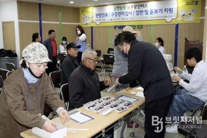 19일 남면농협 2층에서 검진 중인 모습.